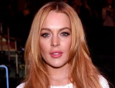 Η Lindsay Lohan προσπάθησε να αρπάξει παιδιά προσφύγων και «έφαγε» μπουνιά (βίντεο)